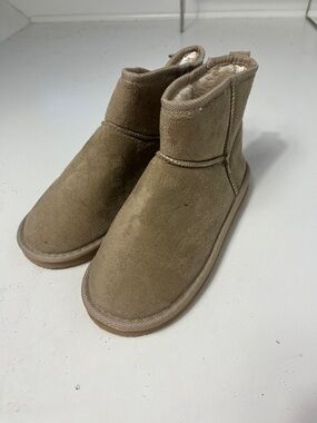 Just Be Sz 7 Champagne Colored Slip On Slipper Boots